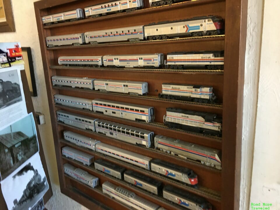 Toy Train Depot - model Amtrak cars