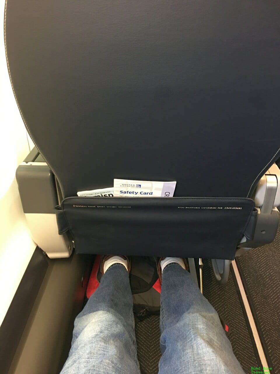 UA CRJ-550 F legroom