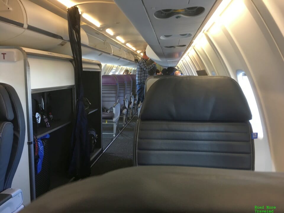 United CRJ-550 bag lockers