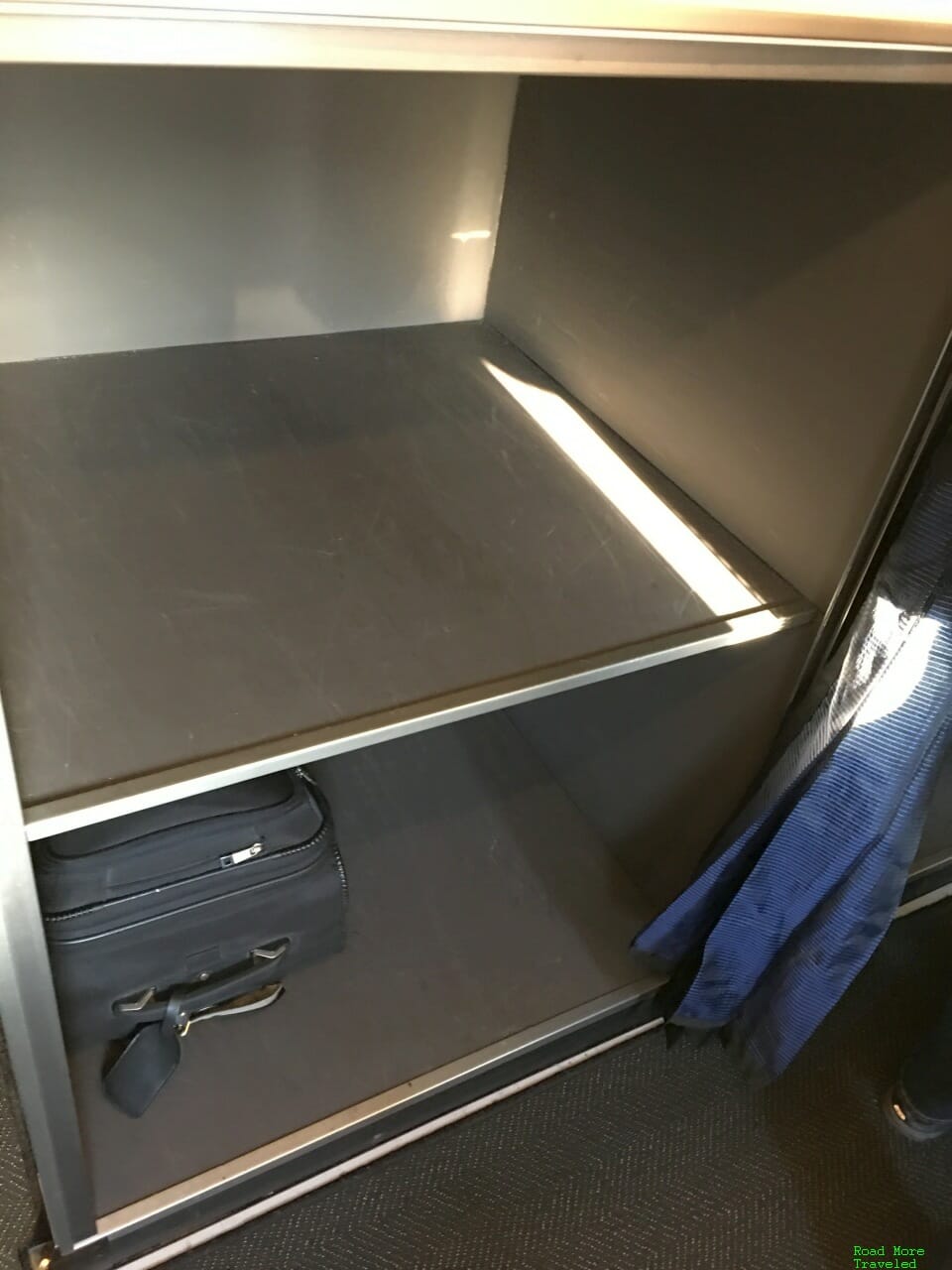 United CRJ-550 bag lockers