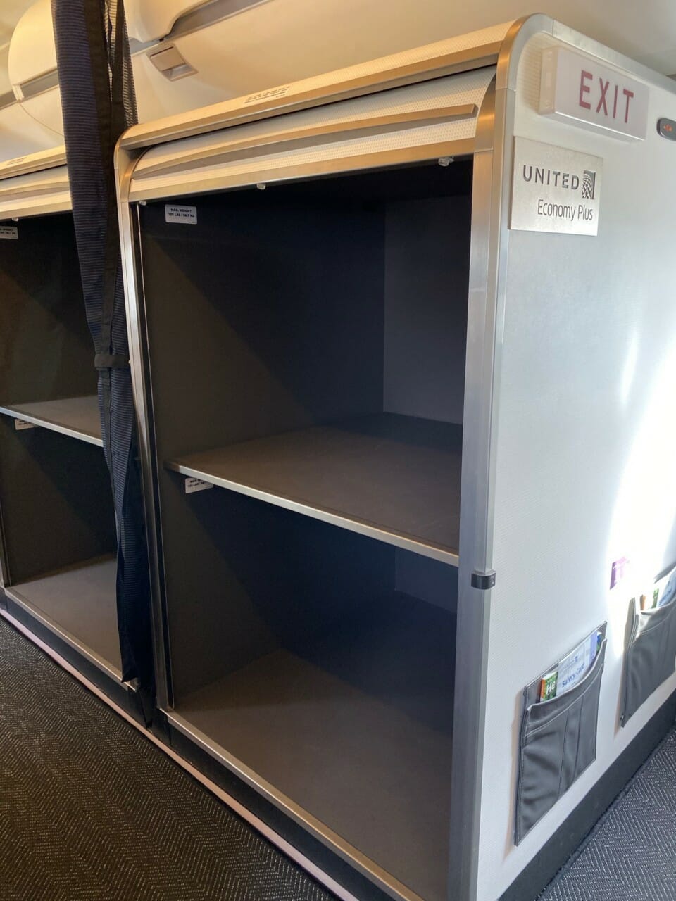 CRJ-550 bag lockers