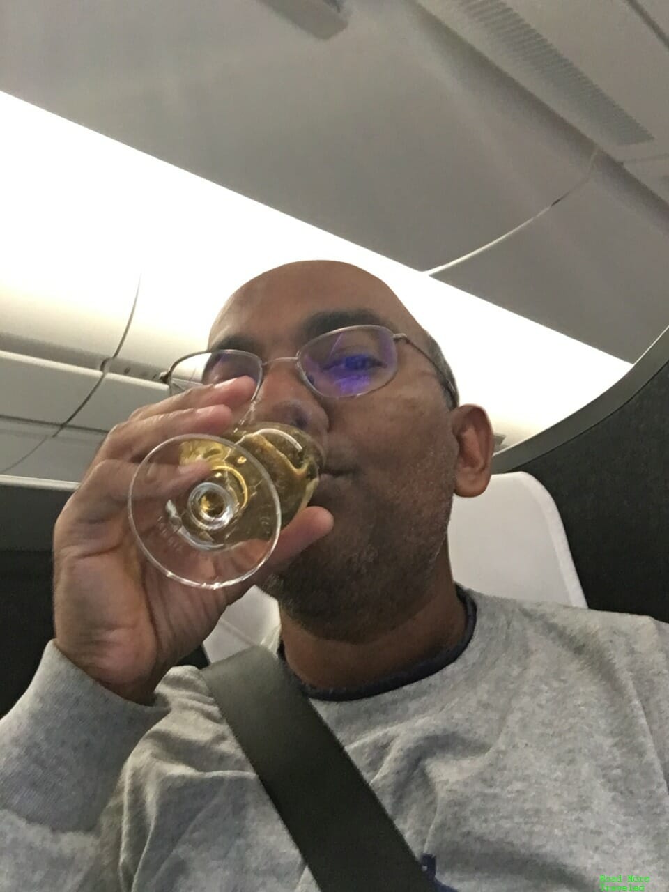 BA champagne selfie