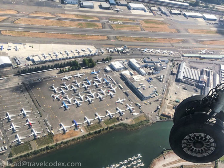 an airplane landing gear and a lot of airplanes