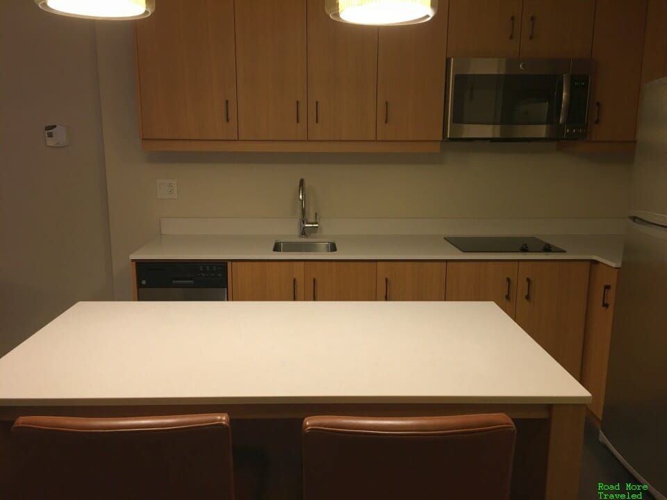 Delta Hotels by Marriott Toronto - kitchen and dining island