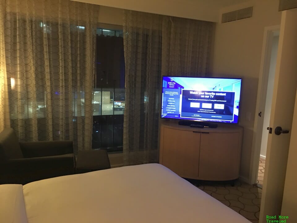 Delta Hotels by Marriott Toronto - bedroom TV