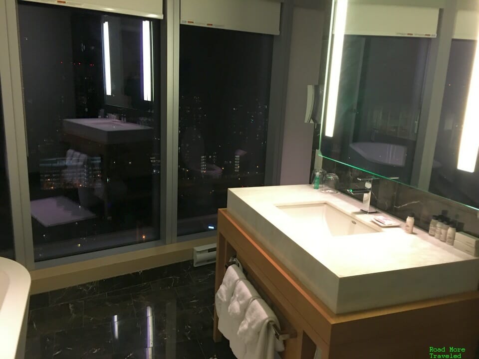 Delta Hotels by Marriott Toronto - corner suite bathroom
