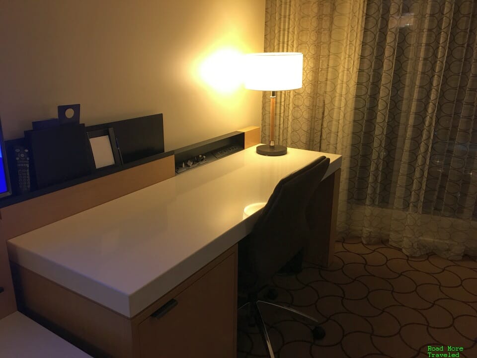 Delta Hotels by Marriott Toronto - work desk