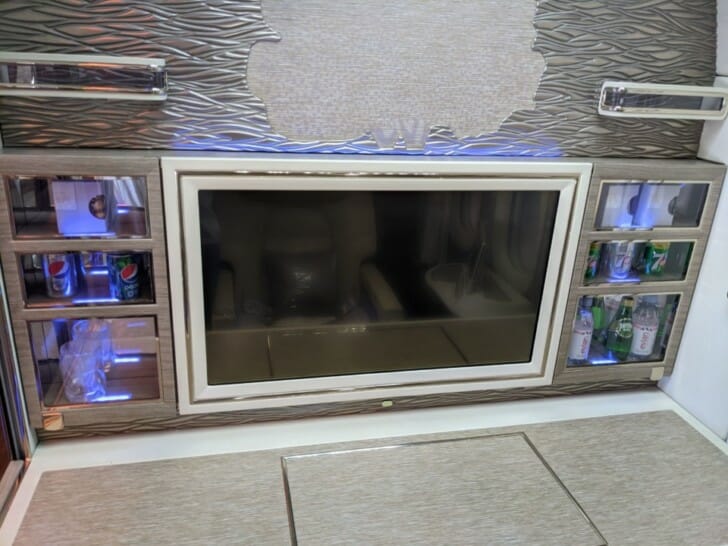 Middle Seat minibar