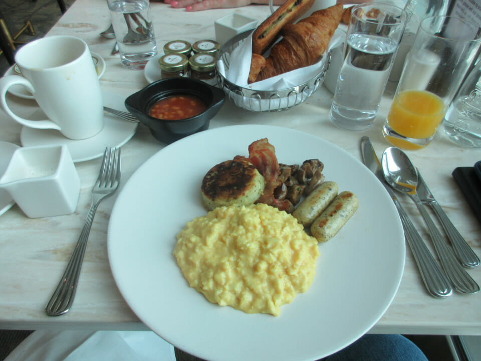a plate of breakfast food