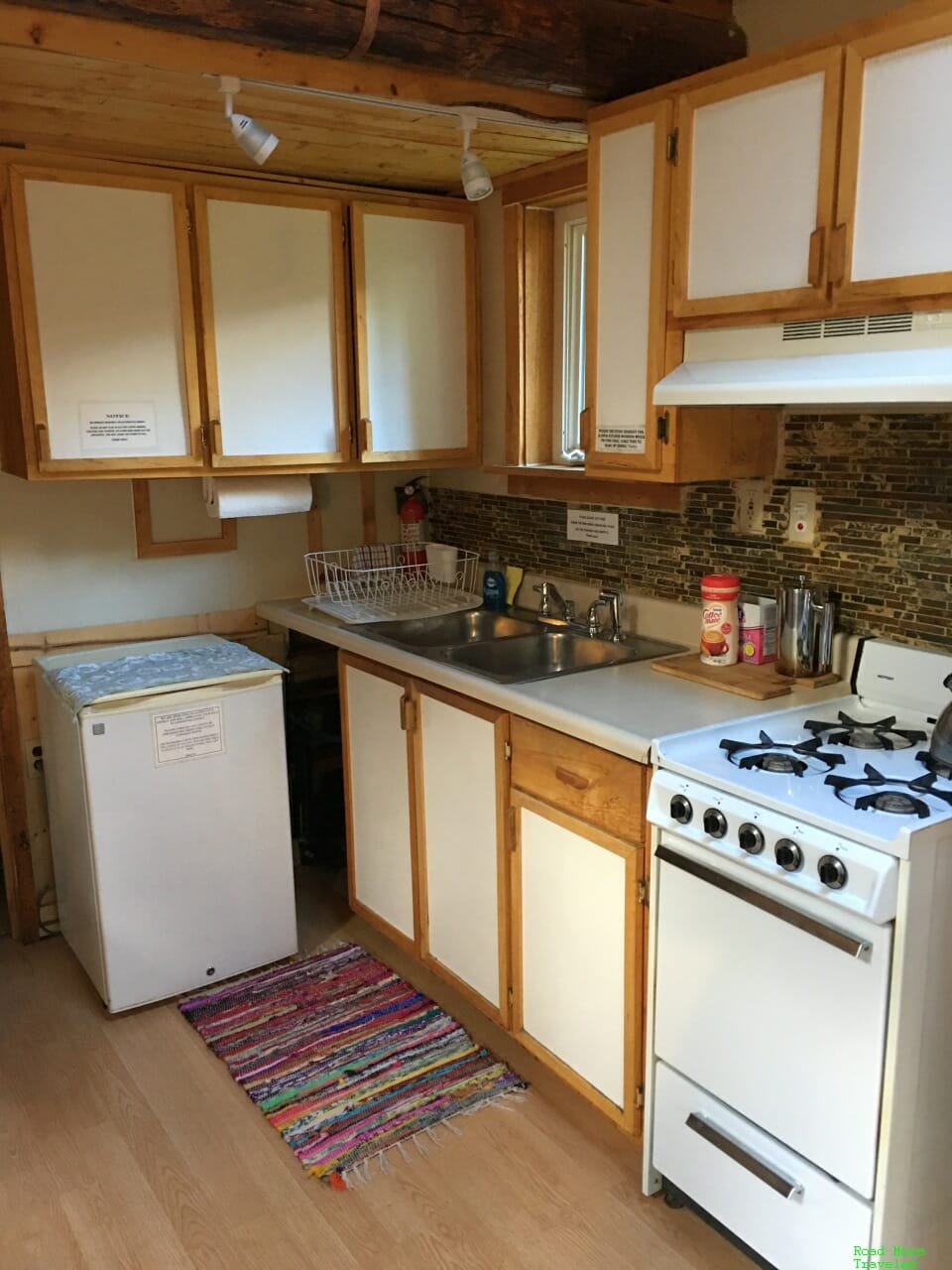 Boreal Lodging Wiseman - Boreal cabin kitchen