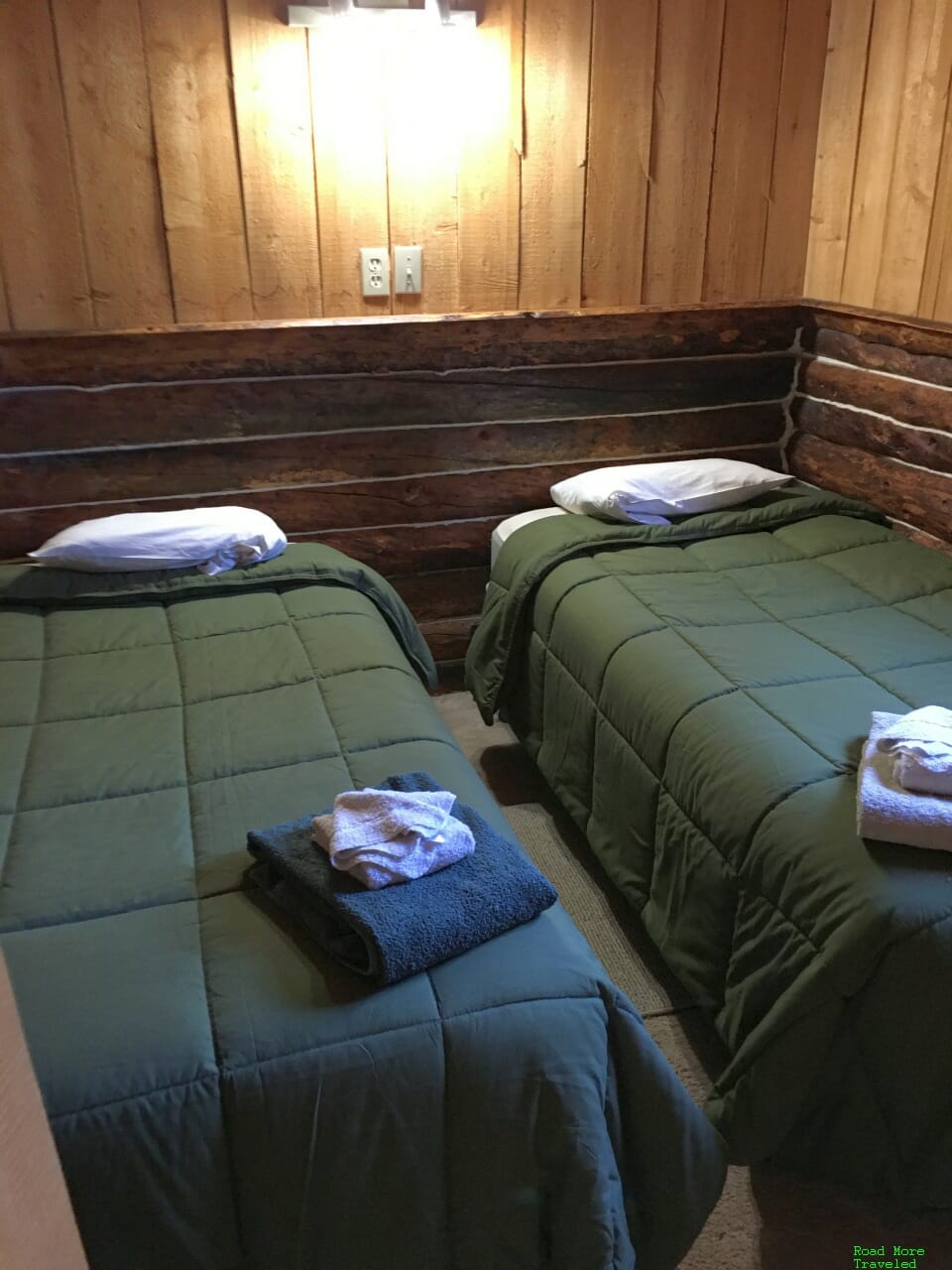 Boreal Lodging Wiseman - Boreal cabin downstairs bedroom