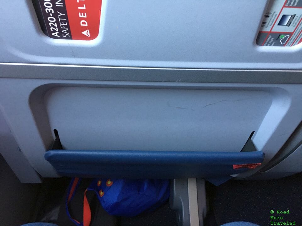 Delta A220-300 First Class - marks on seatback