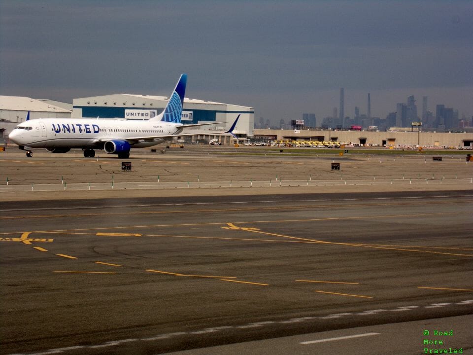 UA 737 at EWR