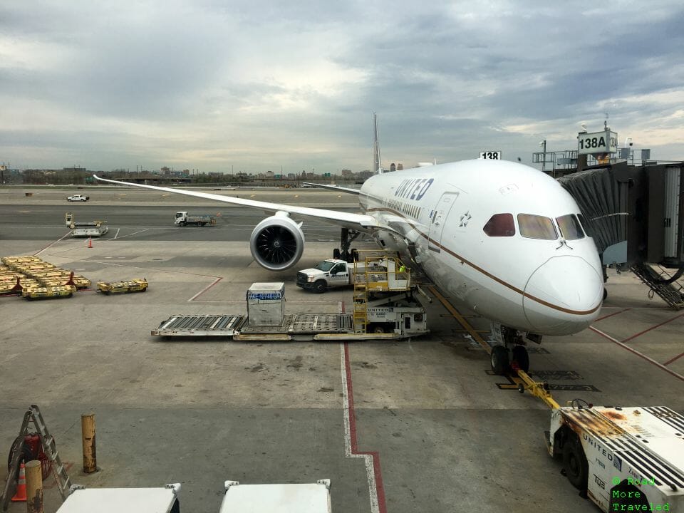 UA 787-10 at EWR