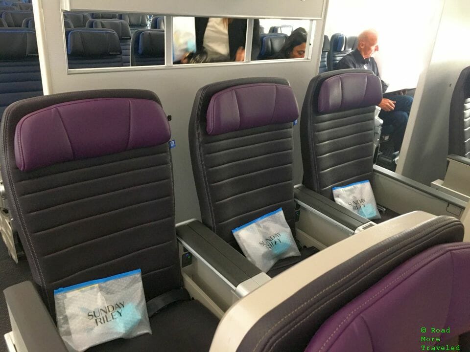 United B787-10 Premium Plus - center seating