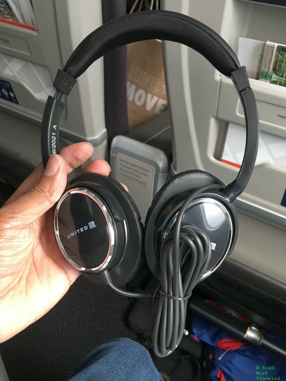 United B787-10 Premium Plus - headphones