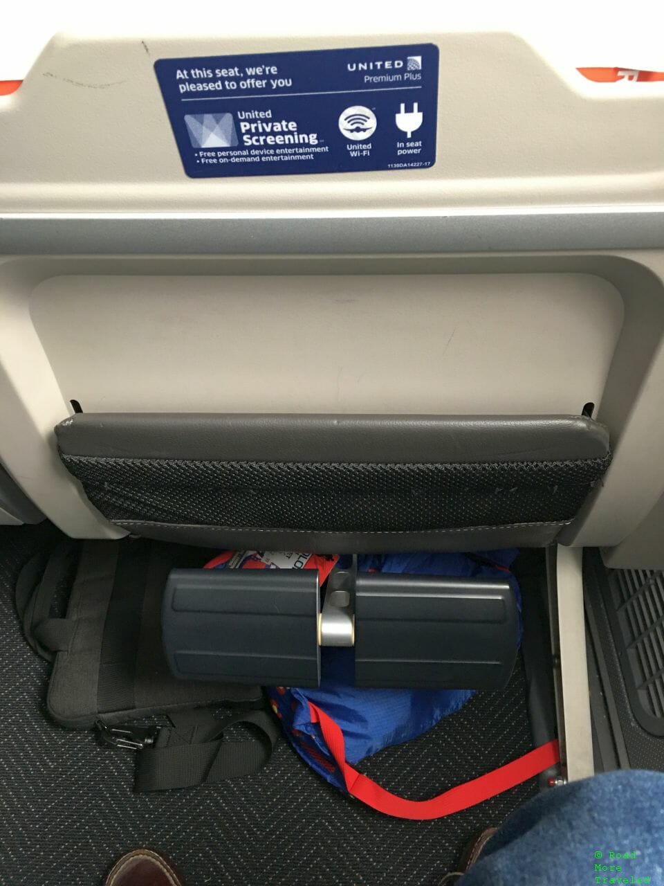 United B787-10 Premium Plus - footrest