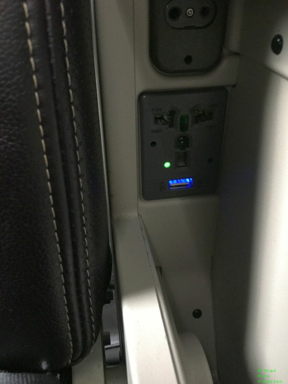 United B787-10 Premium Plus - power and USB port