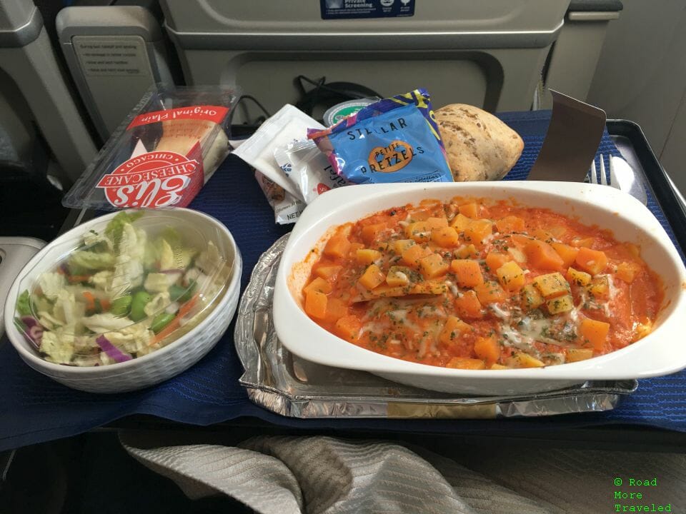 United B787-10 Premium Plus - dinner