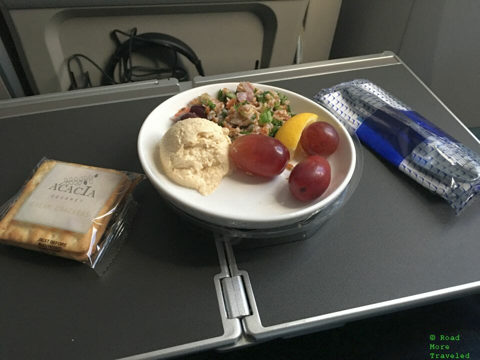 United B787-10 Premium Plus - pre-arrival snack