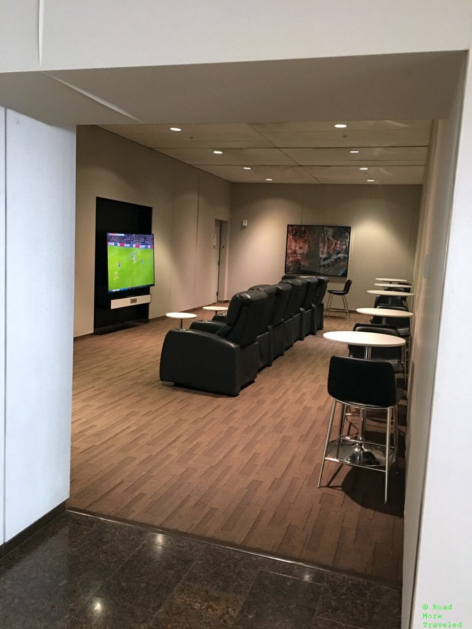AC YYZ Maple Leaf Lounge Transborder - TV room