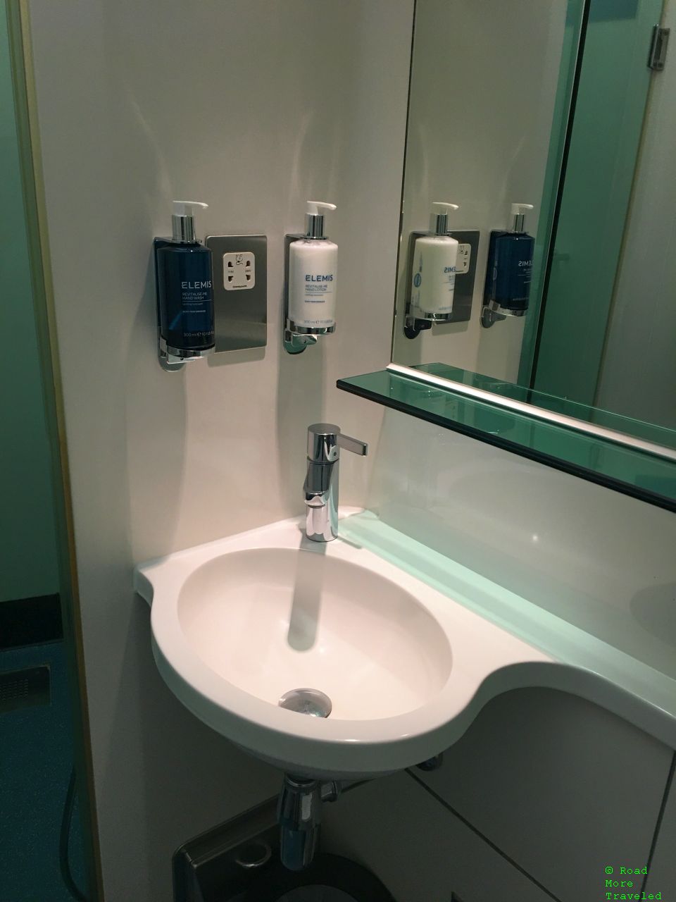 BA LHR T5 Arrivals Lounge - shower stall sink