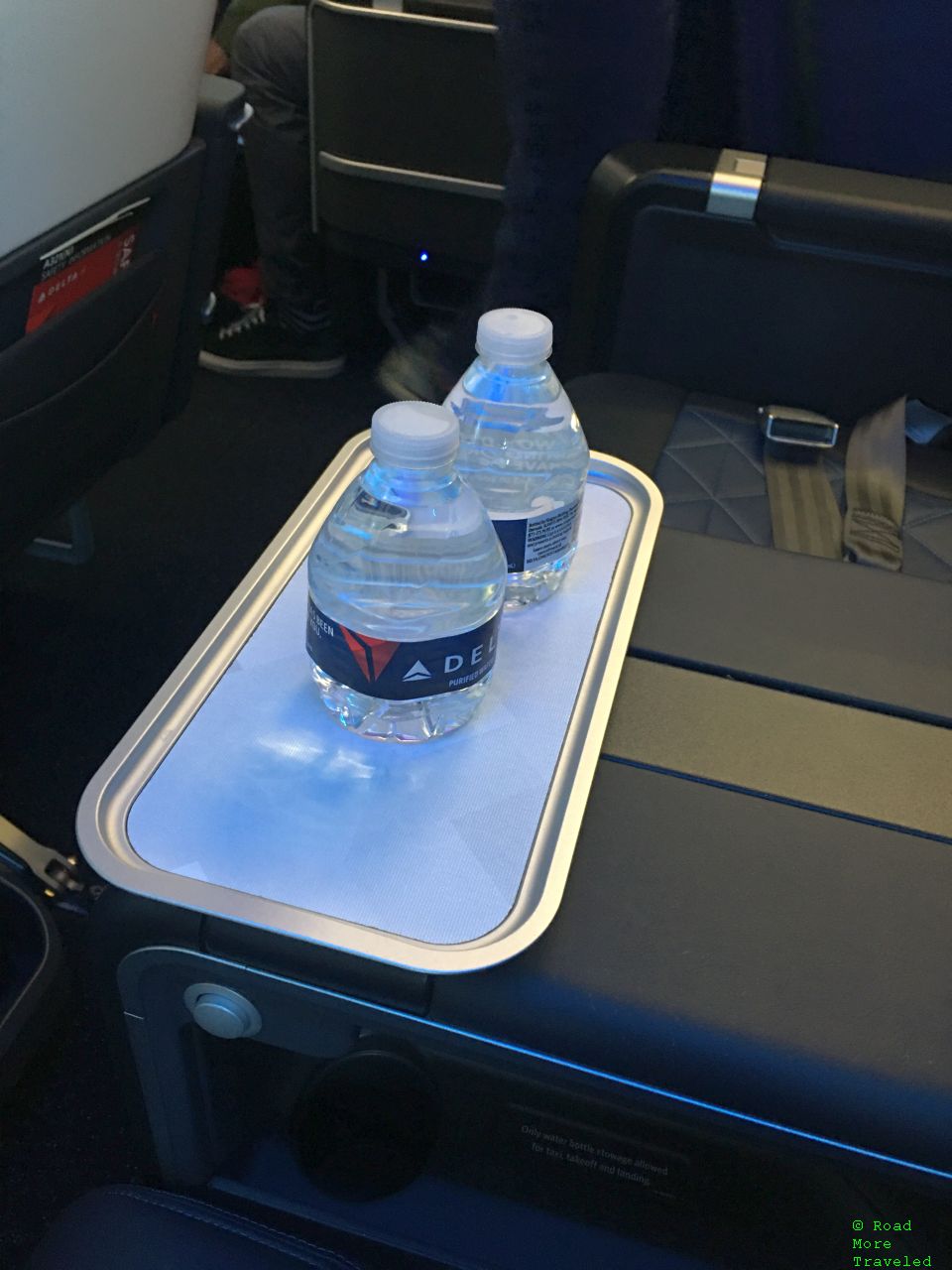 DL A321neo F armrest drink tray