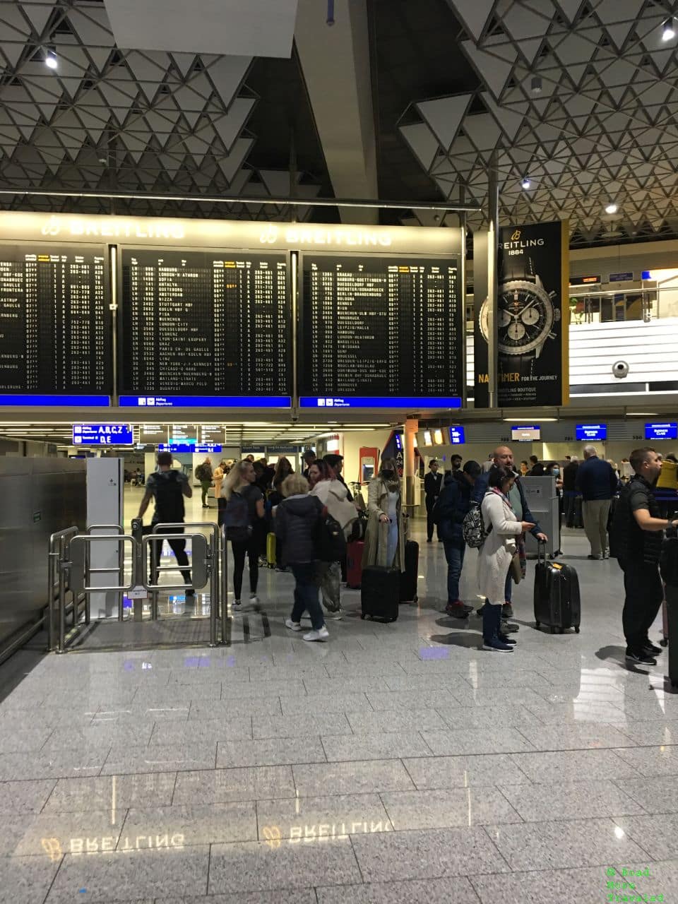 Singapore Airlines Economy check-in line at FRA