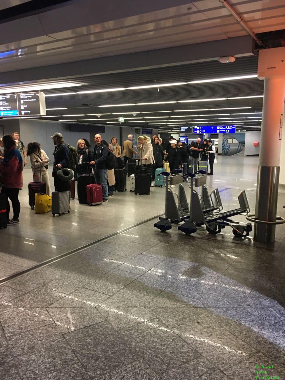 SQ Y check-in line at FRA