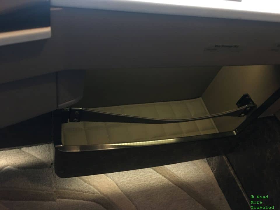 Singapore Airlines A380 Suites Class - cradle storage