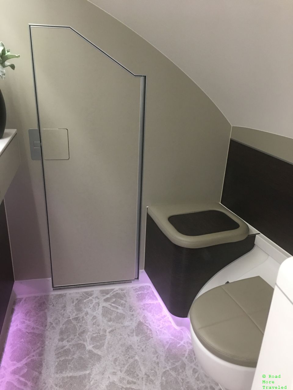 Singapore Airlines A380 Suites Class - lavatory