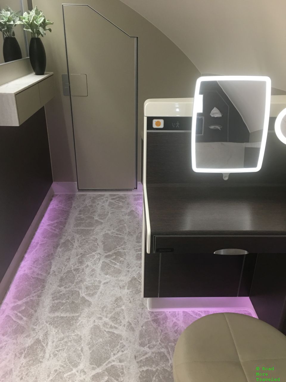 Singapore Airlines A380 Suites Class - lavatory sitting area