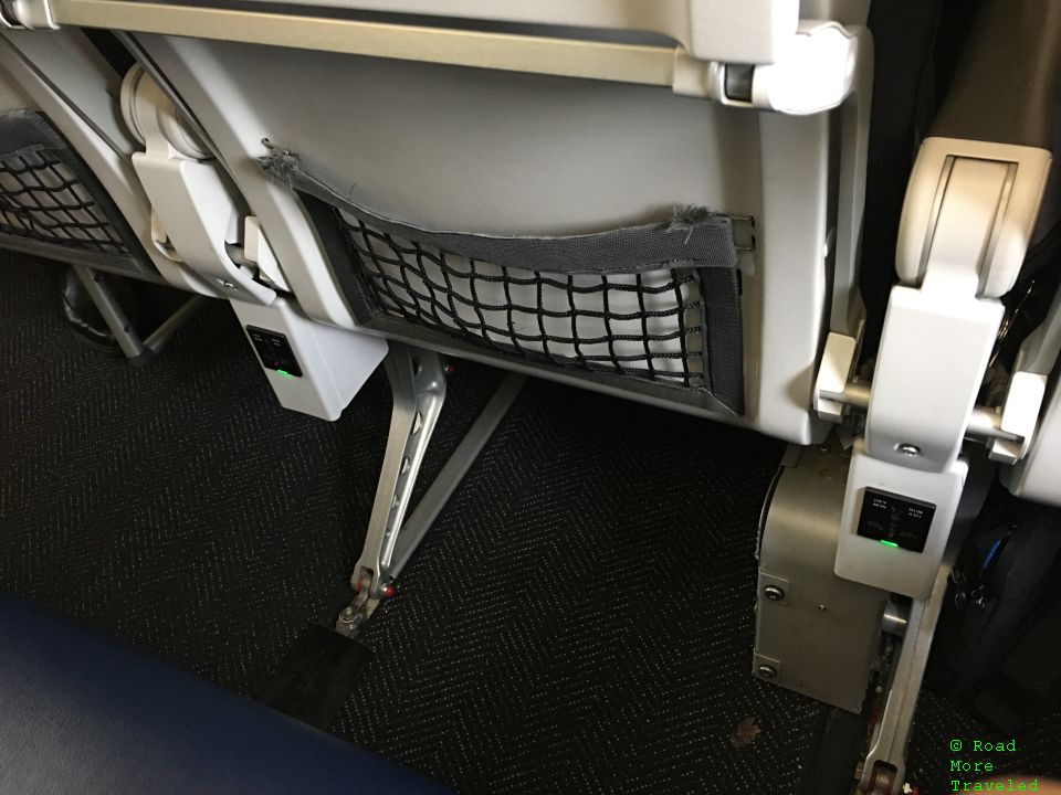 United Airlines Economy Class Review - A319 in-seat power