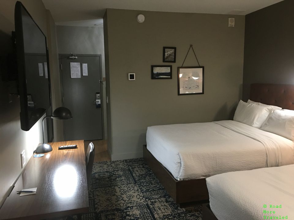 Four Points by Sheraton Toronto Airport - beds and desk