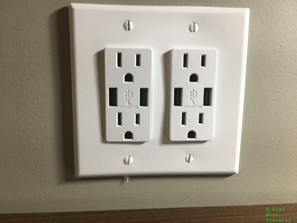 Four Points by Sheraton Toronto Airport - power outlets