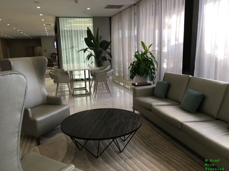 Four Points by Sheraton Toronto Airport - lobby couches