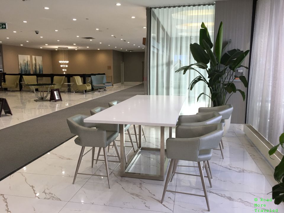 Four Points by Sheraton Toronto Airport - lobby dining table