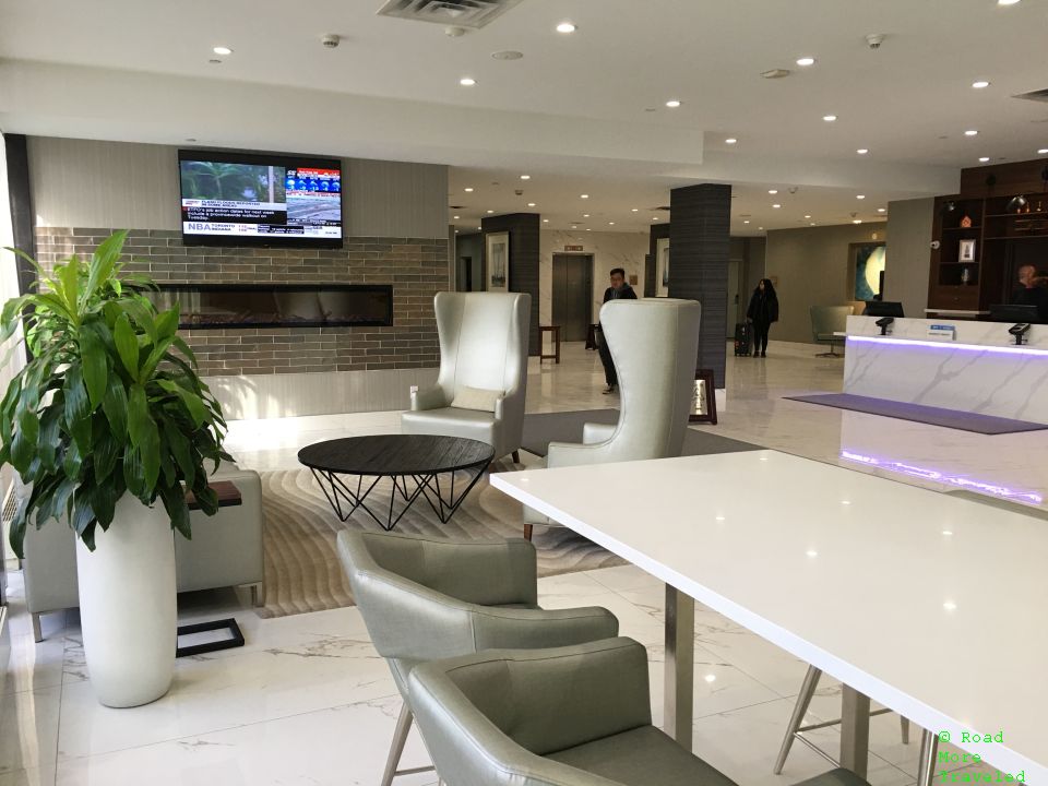 Four Points by Sheraton Toronto Airport - lobby TV