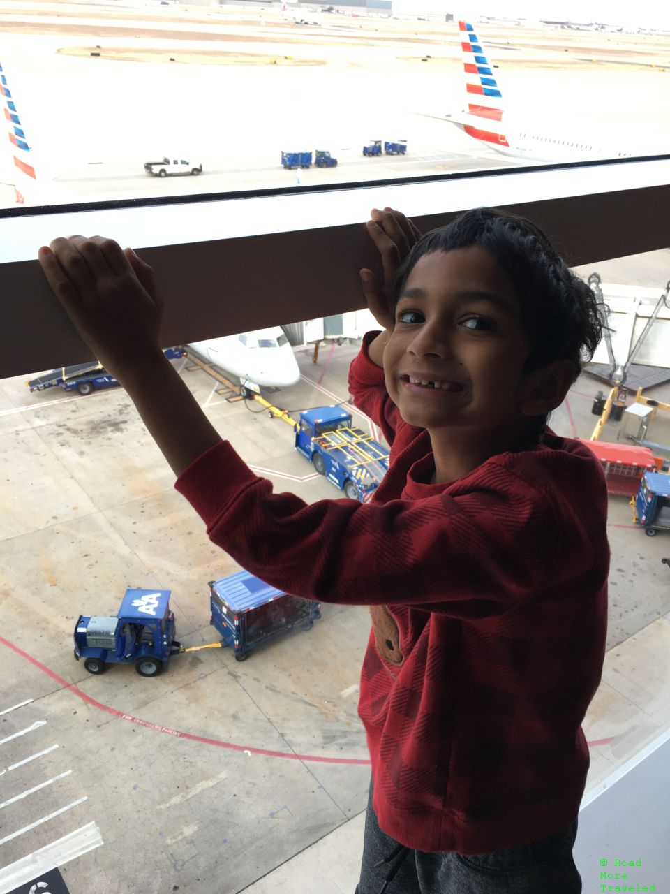 Avgeek father and son day - planespotting at DFW Capital One Lounge