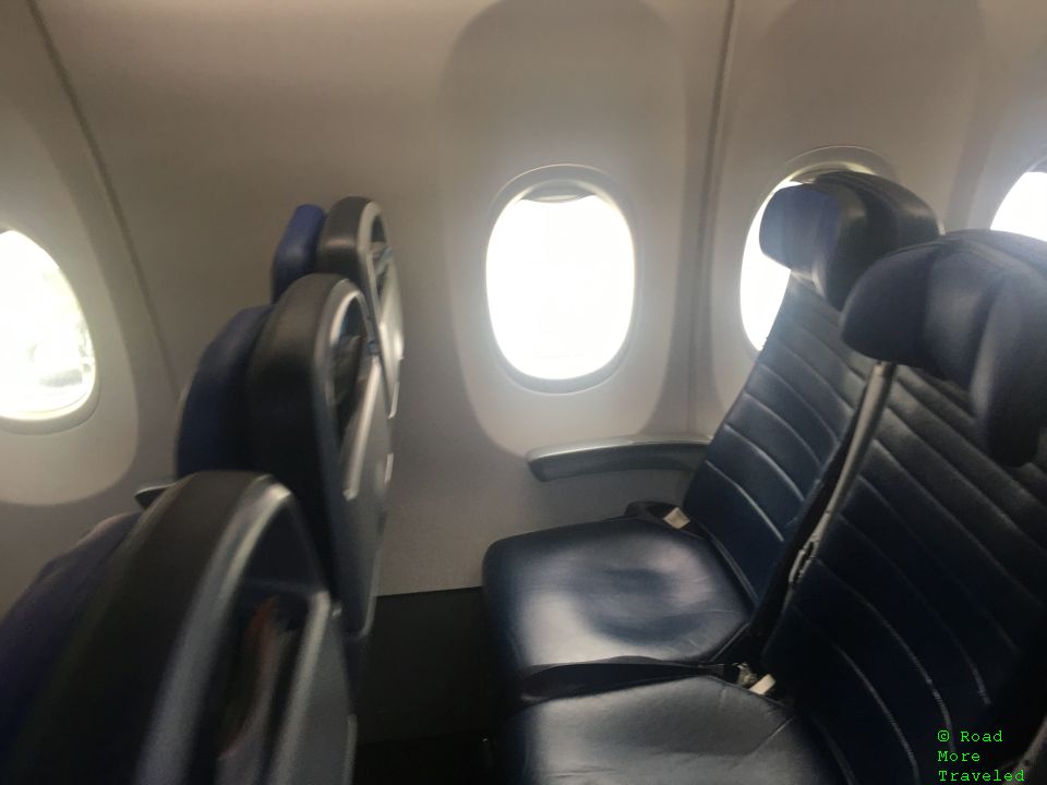 United Airlines Economy Class Review - 737-900 interior
