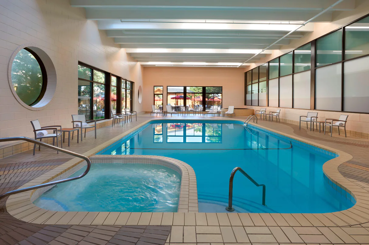 Four Points by Sheraton YYZ indoor pool