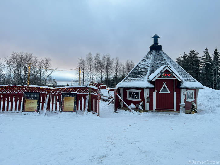 a small building in the snow