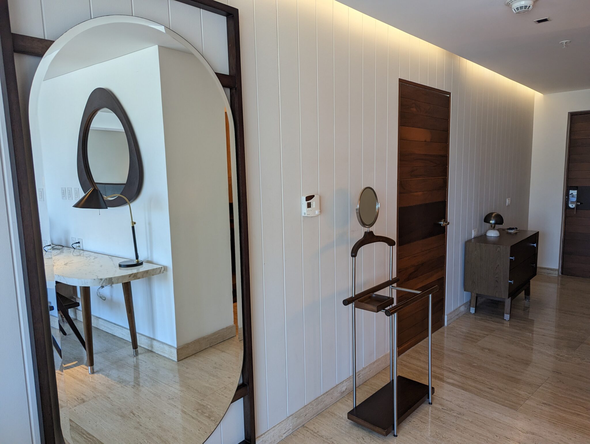 a mirror in a room