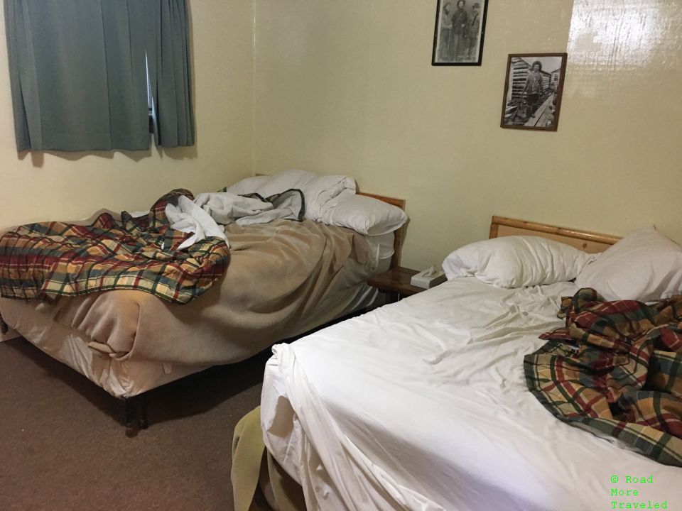 Denali Grizzly Bear Resort - Hunter cabin bedroom