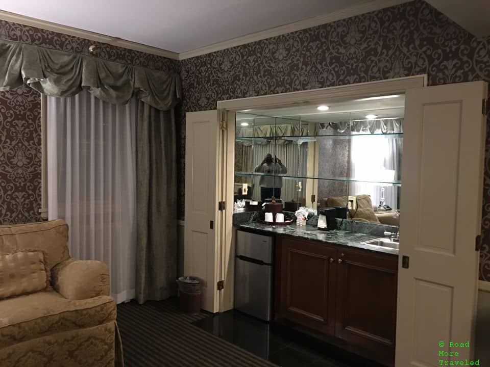 The Brown Hotel Louisville - Luxury Suite wet bar