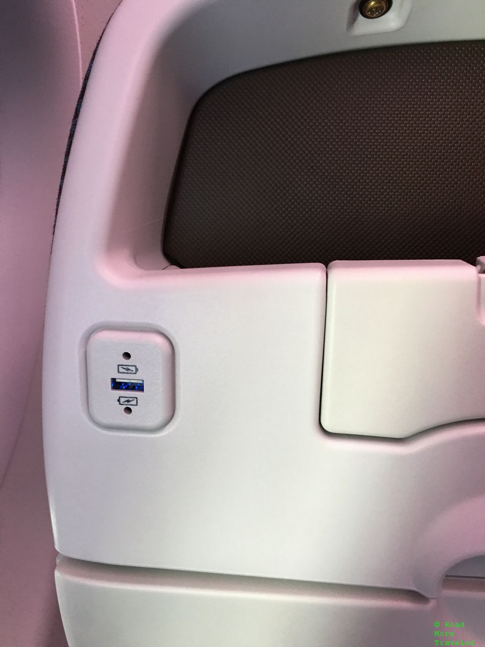 Hawaiian Airlines A321neo Extra Comfort - USB port