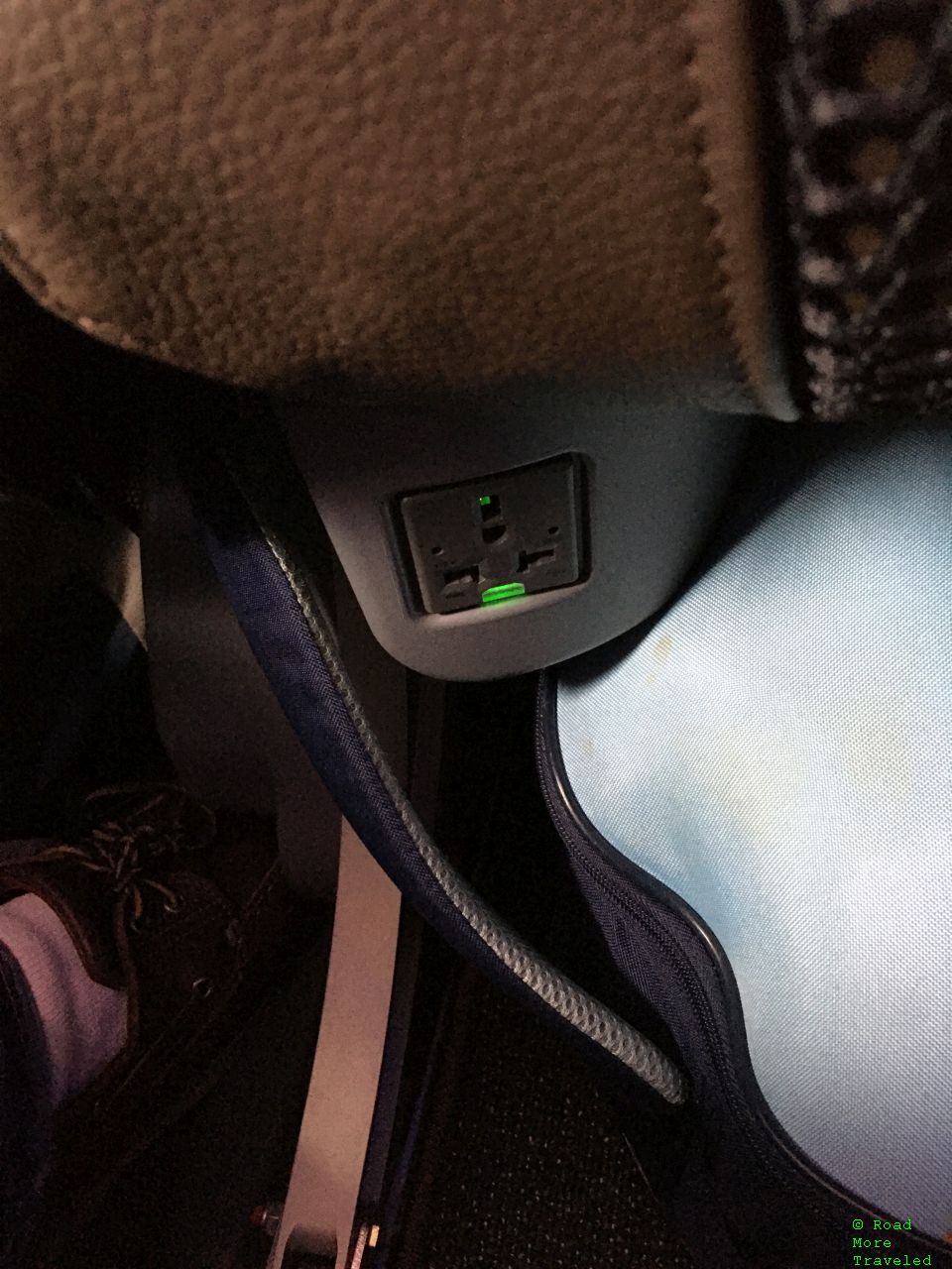 Hawaiian Airlines A321neo Extra Comfort - power outlet