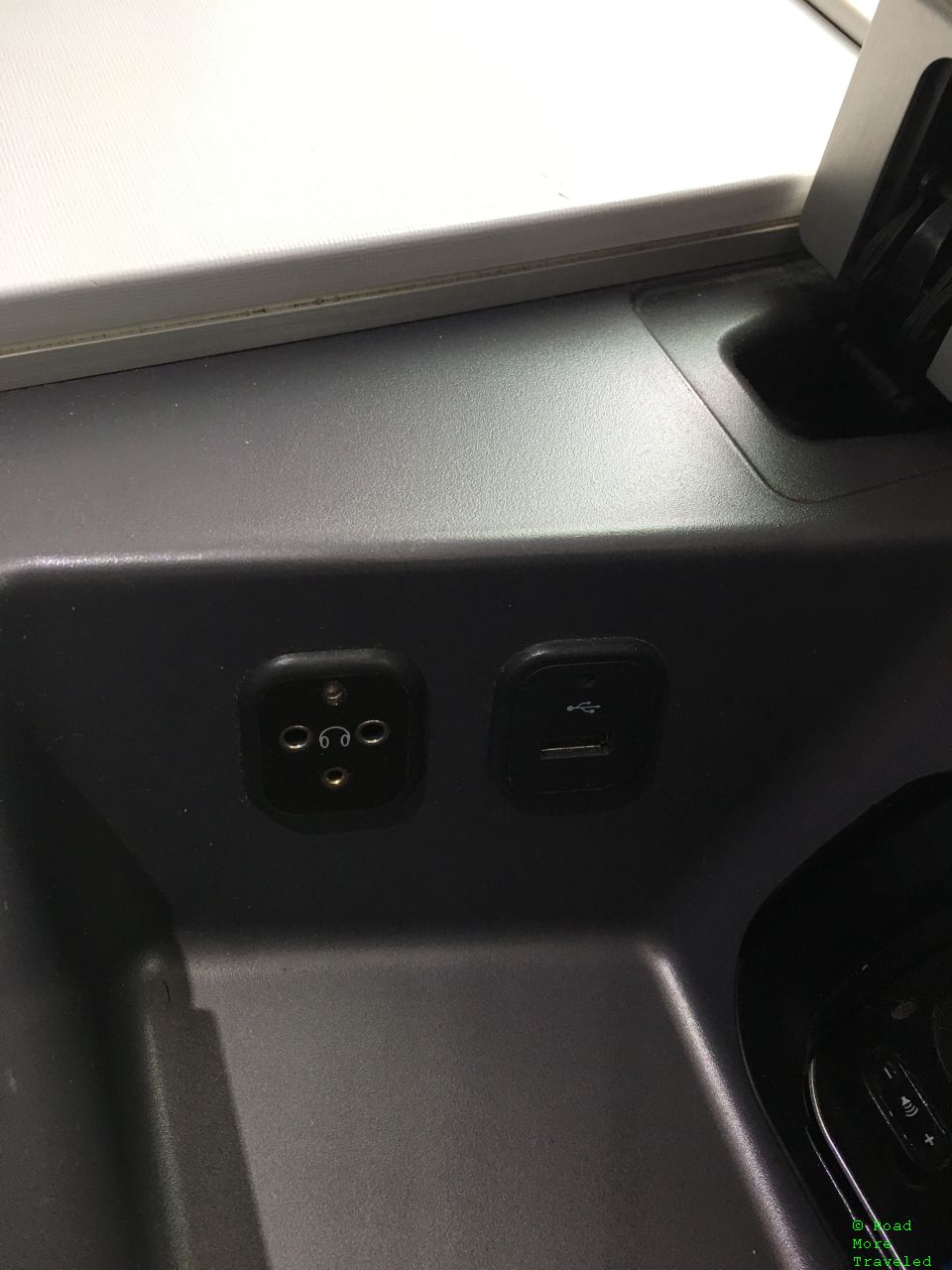 Air Canada B787-9 Business Class - USB port