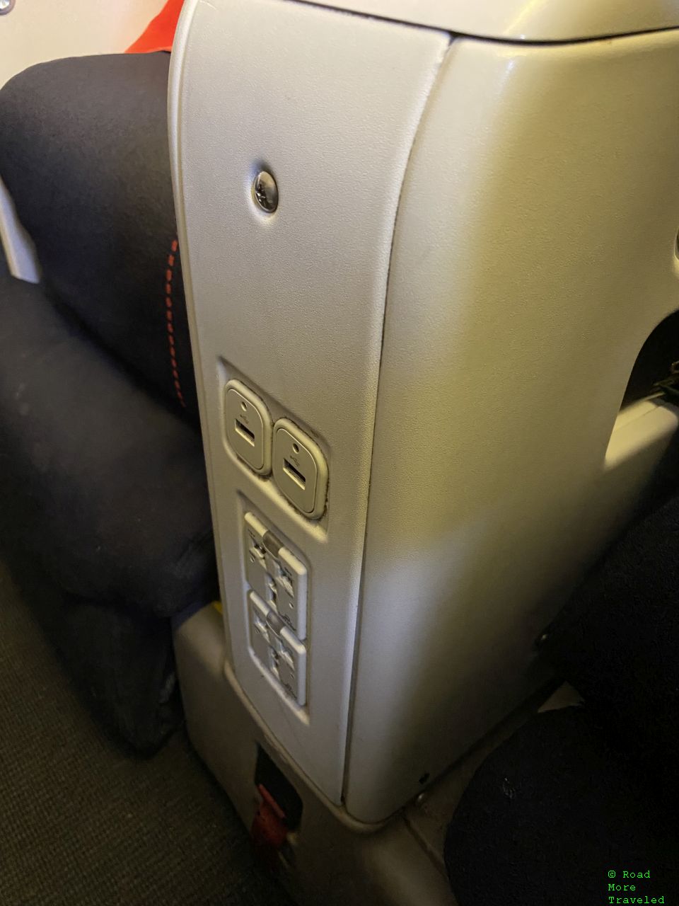 Air France B772 Premium Economy - power and USB