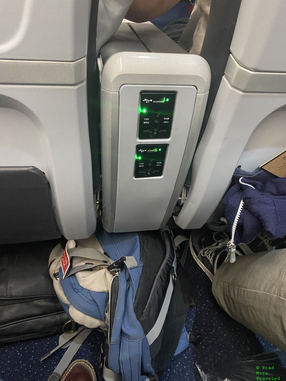 Delta A330-900neo Premium Select - power port